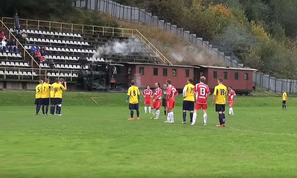 O Curioso Estádio Que Tem Uma Linha De Trem Entre O Campo E A Arquibancada