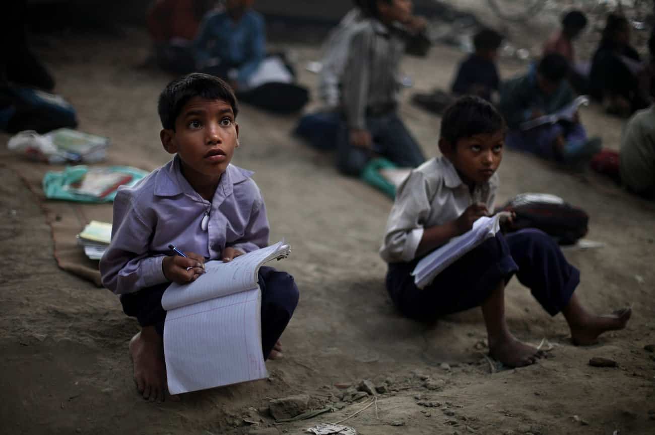 Проблема нехватки школ. Школа под мостом в Индии. Школа под мостом. Нью-Дели, Индия. Школа для бедных Индия.
