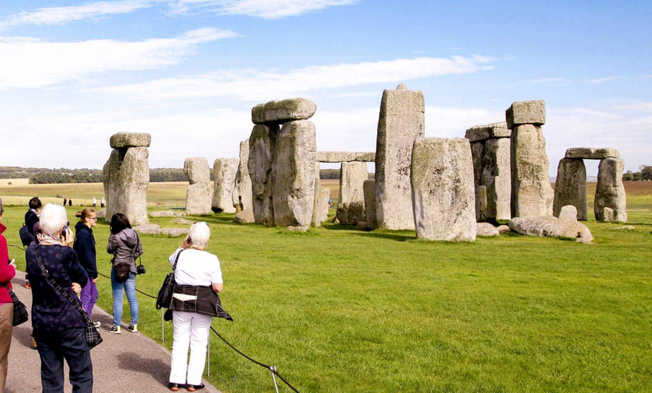 Где в англии находится стоунхендж. Стоунхендж в Англии. Stonehenge в Лондоне. Стоунхендж туристы. Стоунхендж мегалиты Великобритании.